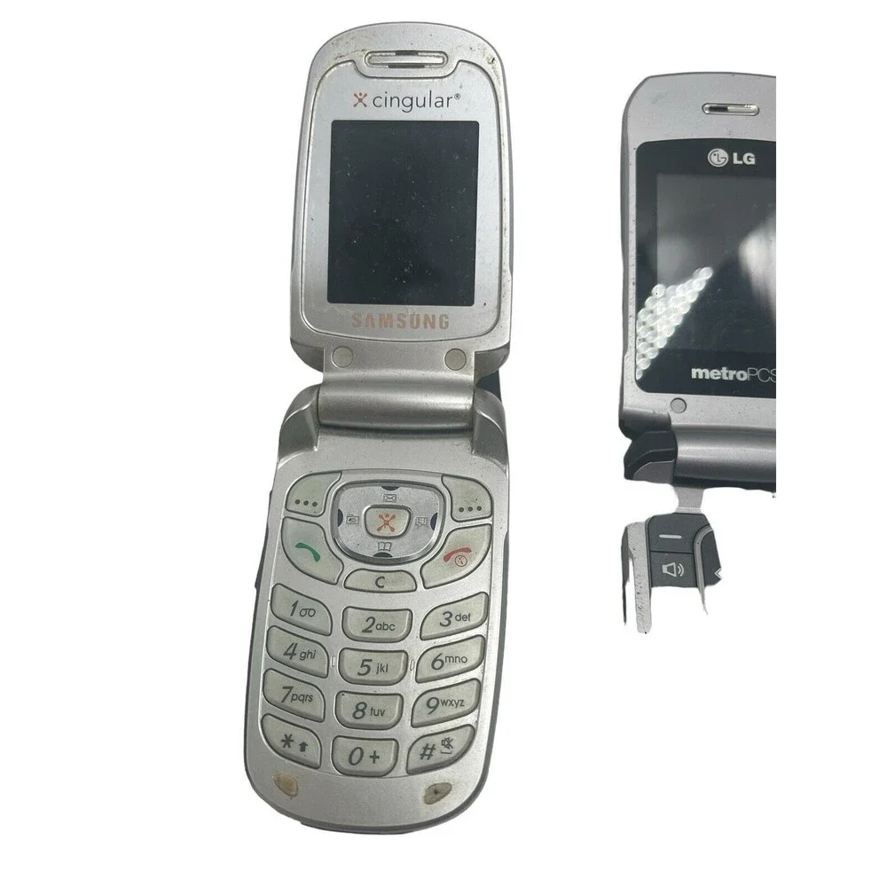 Lot 5 Vintage Cell Phone Flip Phones from Various Brands FOR PARTS, AS IS.